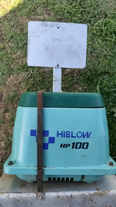 Bomba de aire Hiblow HP 100 para estanques - miniatura 1