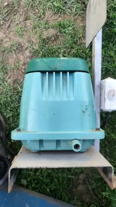 Bomba de aire Hiblow HP 100 para estanques - miniatura 3