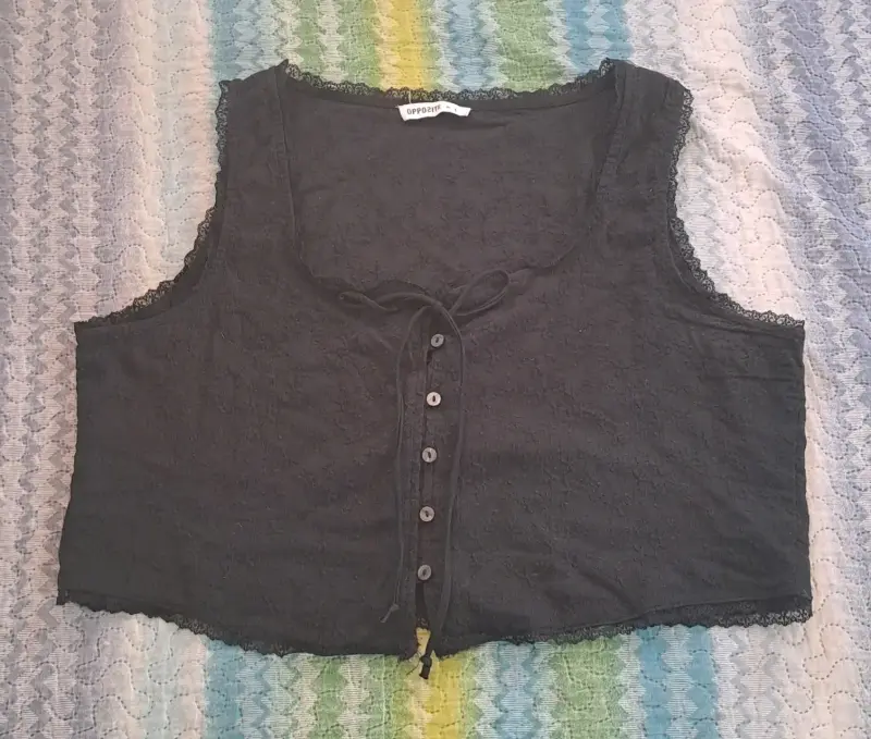 Blusa negra sin mangas con encaje