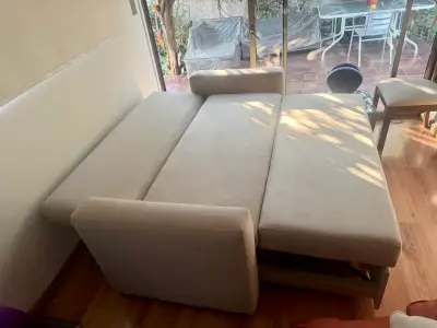 Sofá cama beige en buen estado - miniatura 5