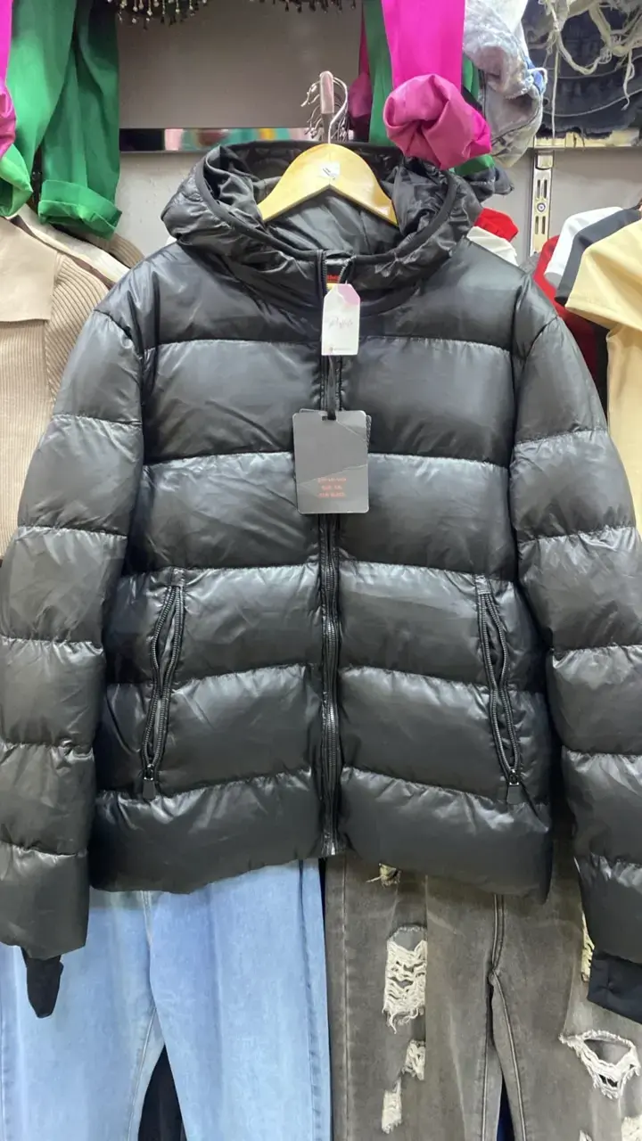 Chaqueta acolchada negra con capucha y gafas - 1