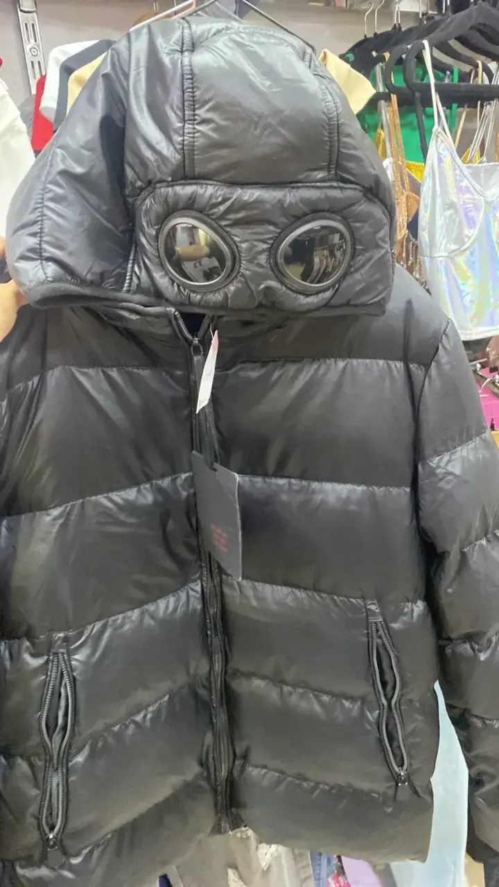 Chaqueta acolchada negra con capucha y gafas - 2