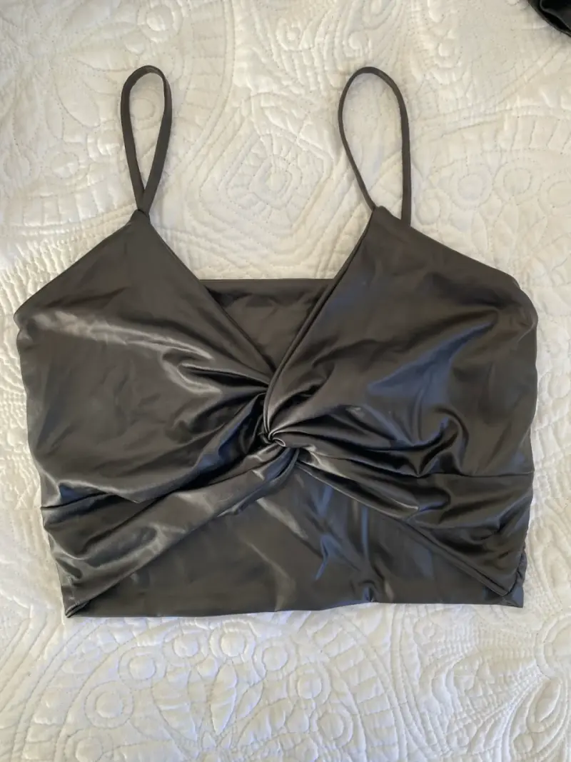 Top de tirantes negro con diseño cruzado (ecocuero - 1