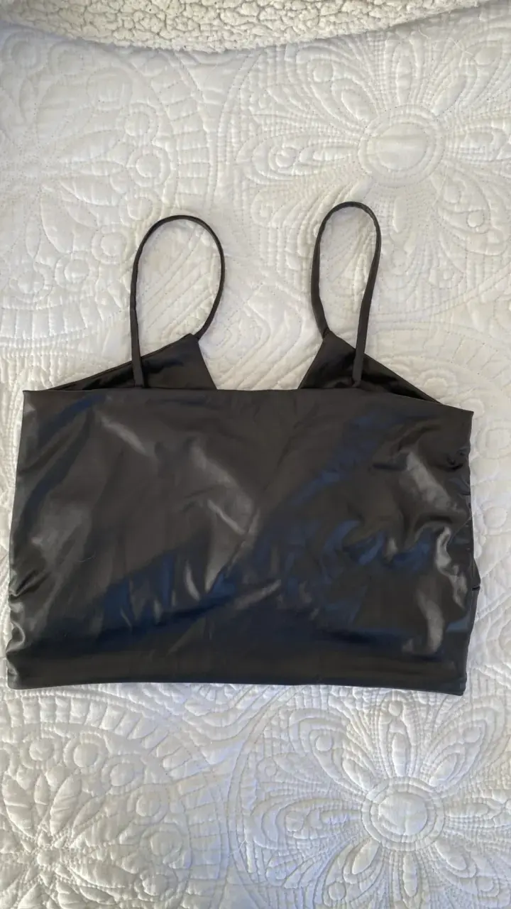 Top de tirantes negro con diseño cruzado (ecocuero - 2