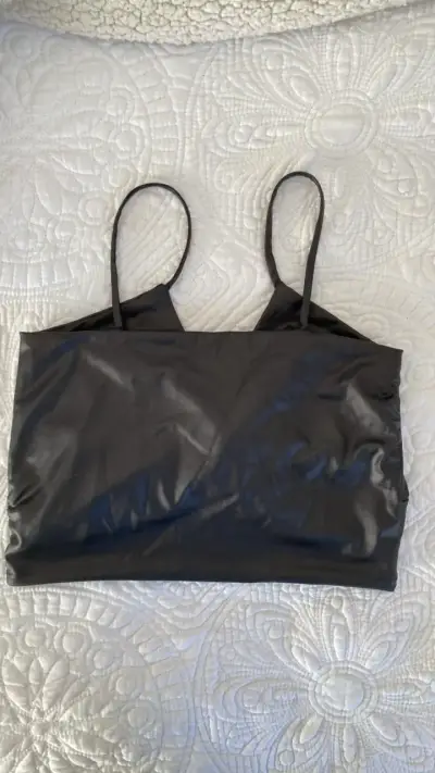 Top de tirantes negro con diseño cruzado (ecocuero - miniatura 2