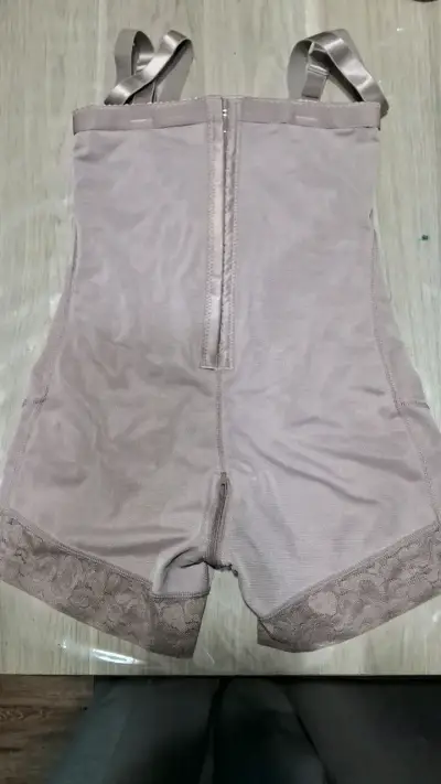 Faja moldeadora color beige con encaje - miniatura 1