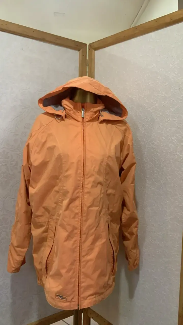 Chaqueta impermeable naranja con capucha