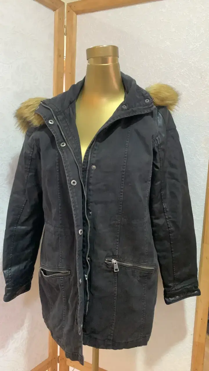 Parka negra con capucha de piel sintética - 1