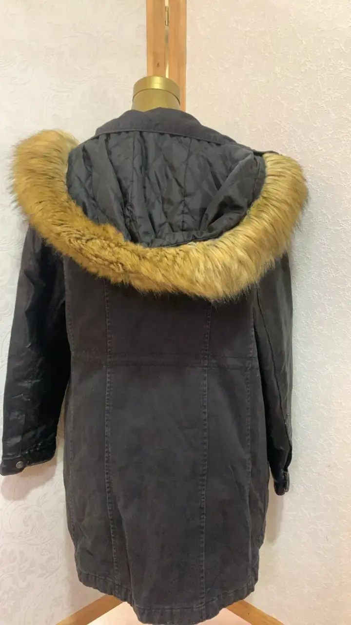 Parka negra con capucha de piel sintética - 2