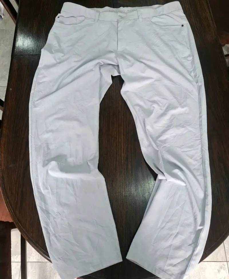 Pantalones blancos Under Armour para hombre - 1