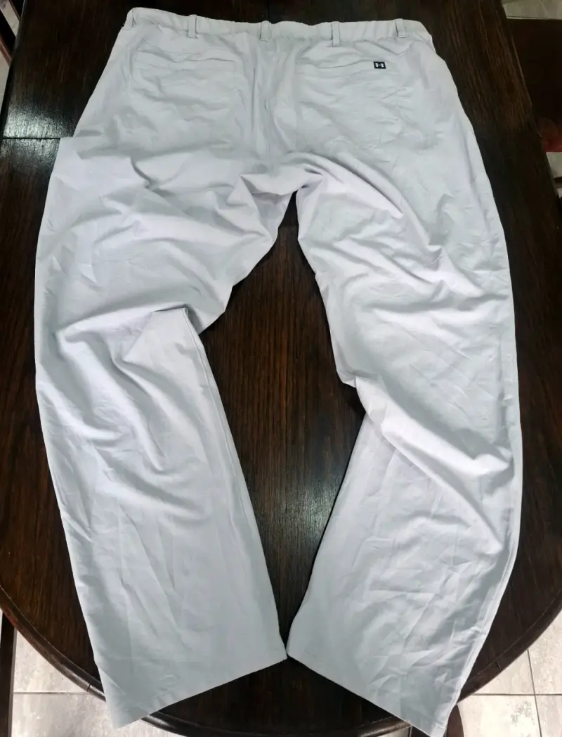 Pantalones blancos Under Armour para hombre - 2