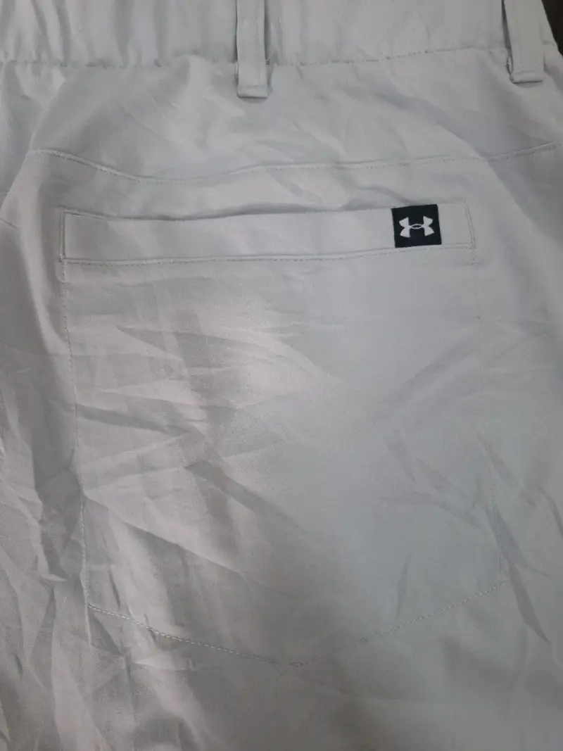 Pantalones blancos Under Armour para hombre - 4