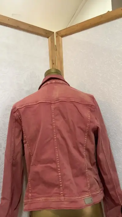 Chaqueta de mezclilla rosa para mujer - miniatura 2