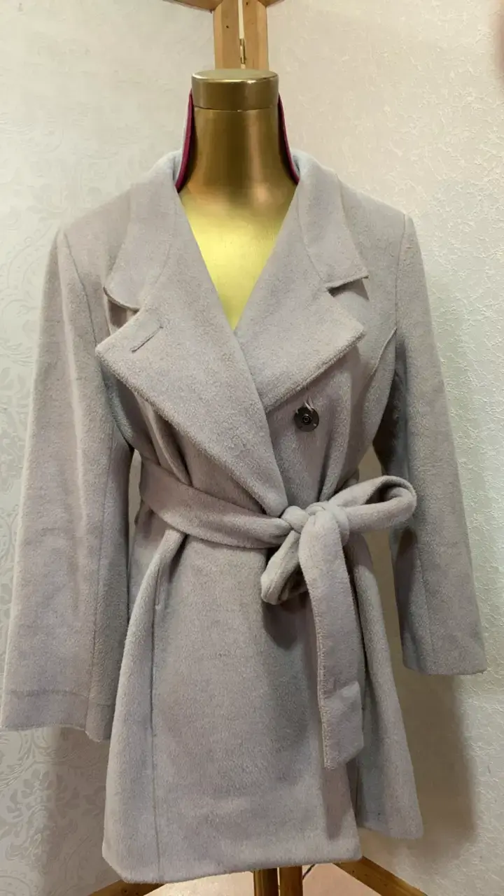 Abrigo de mujer gris con cinturón - 1