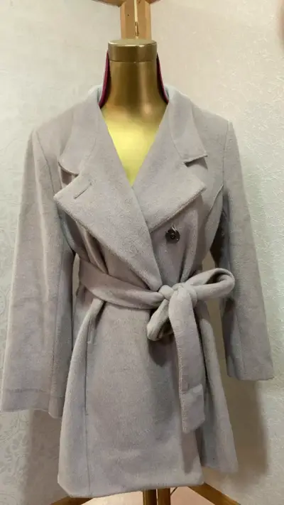 Abrigo de mujer gris con cinturón - miniatura 1