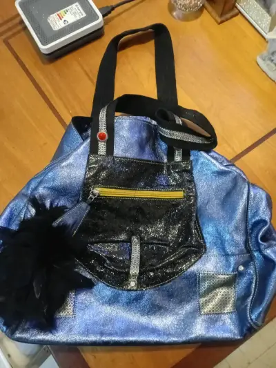 Bolso de mano azul metálico con detalles decorativos - miniatura 1