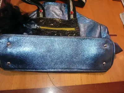 Bolso de mano azul metálico con detalles decorativos - miniatura 2