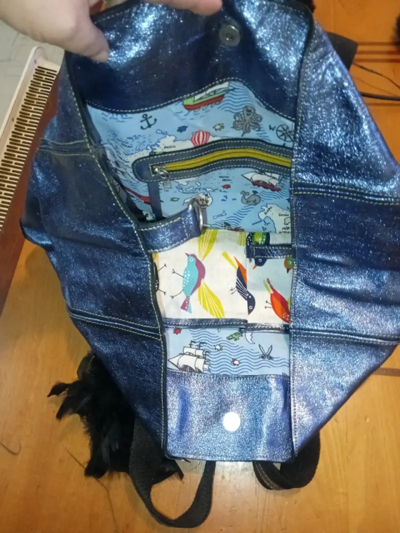 Bolso de mano azul metálico con detalles decorativos - 3