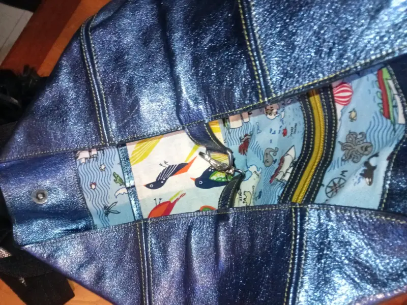 Bolso de mano azul metálico con detalles decorativos - 4