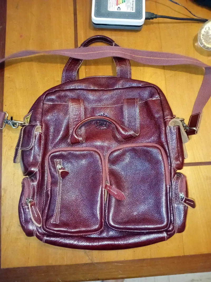 Mochila de cuero marrón con múltiples bolsillos - 1