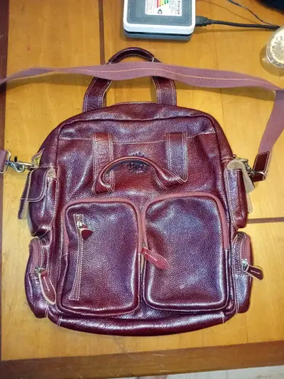 Mochila de cuero marrón con múltiples bolsillos - miniatura 1