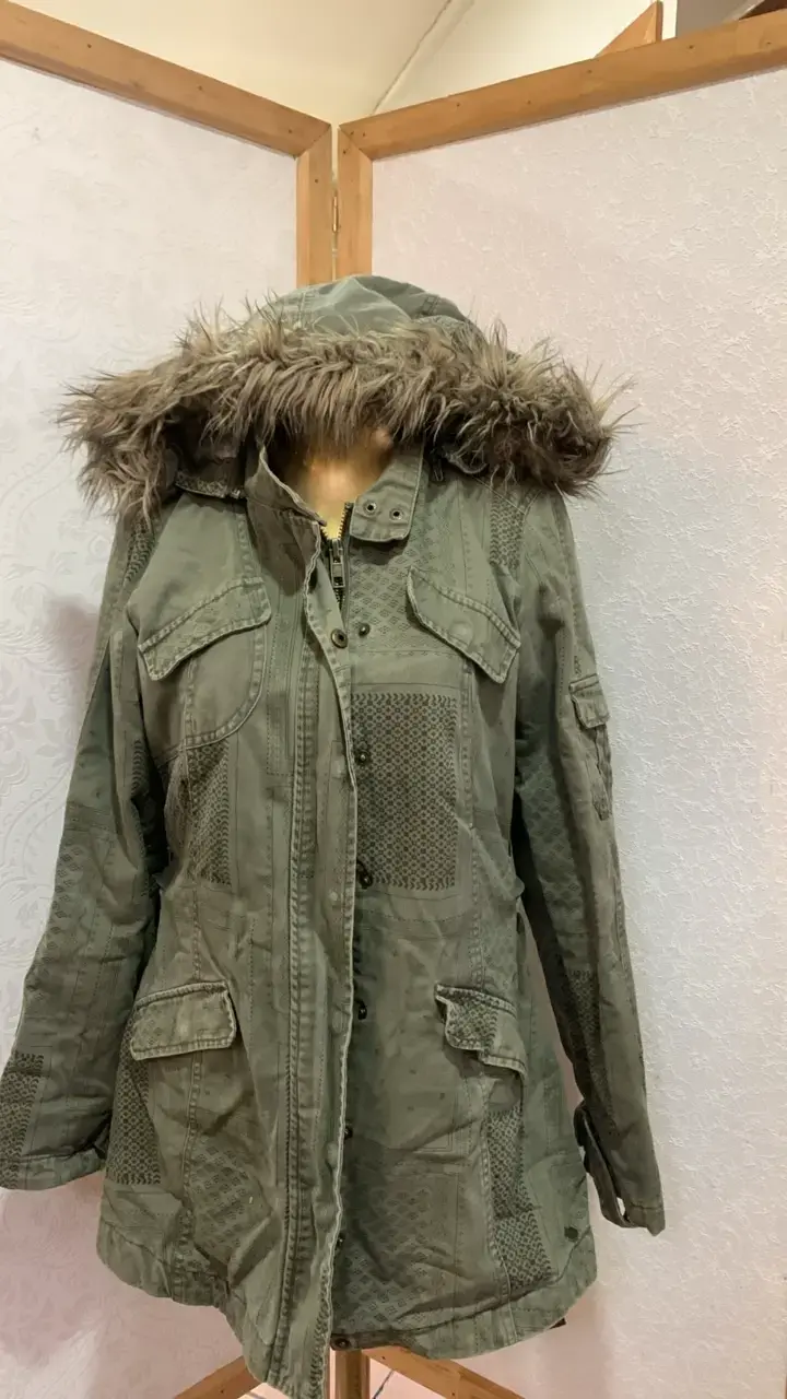 Parka verde con capucha de piel sintética - 1