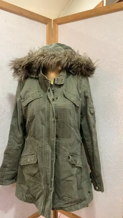 Parka verde con capucha de piel sintética - miniatura 1