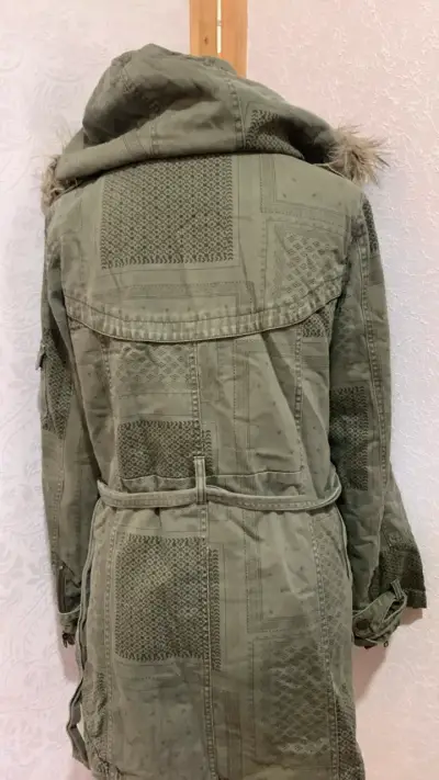 Parka verde con capucha de piel sintética - miniatura 2