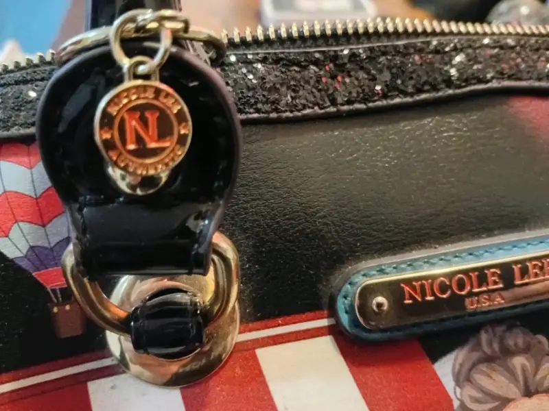 Bolso de mano Nicole Lee con diseño colorido - 3