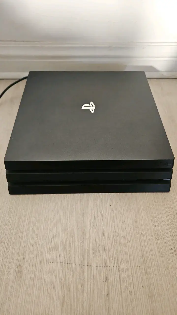 Consola PlayStation 4 Pro con accesorios y controles - 1