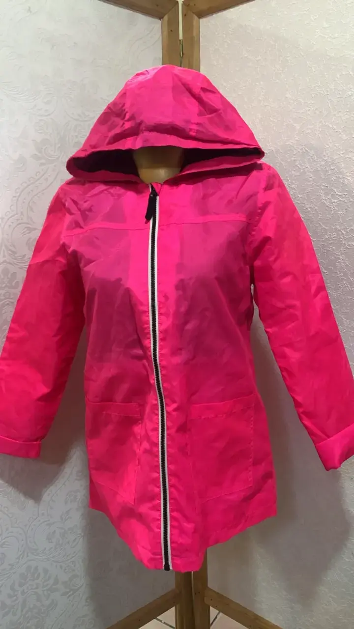 Chaqueta impermeable rosa con capucha - 1