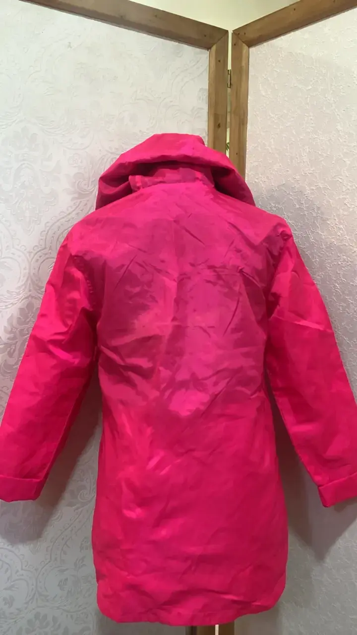 Chaqueta impermeable rosa con capucha - 2