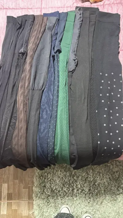 Lote de pantys de mujer en varios colores y diseños - miniatura 1