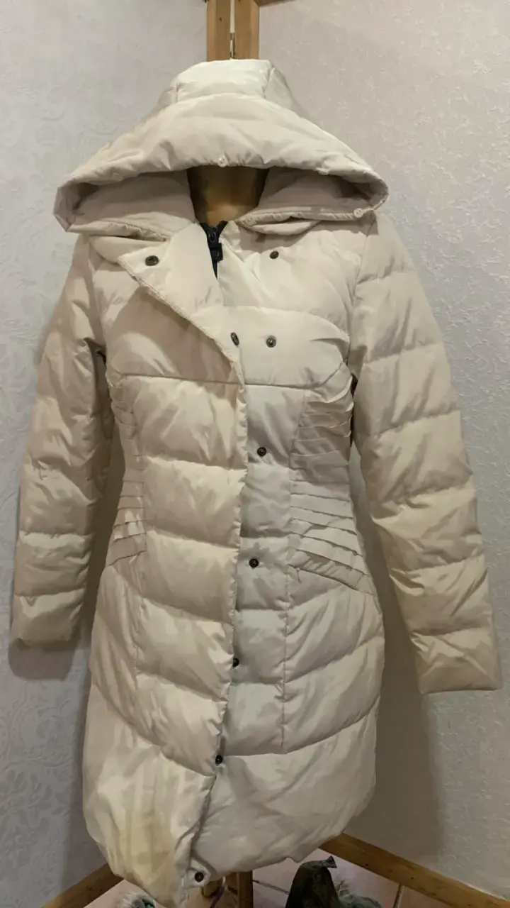 Abrigo largo acolchado beige para mujer