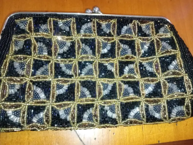 Cartera de mano con abalorios negros y dorados - 1