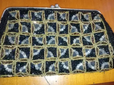 Cartera de mano con abalorios negros y dorados - miniatura 1