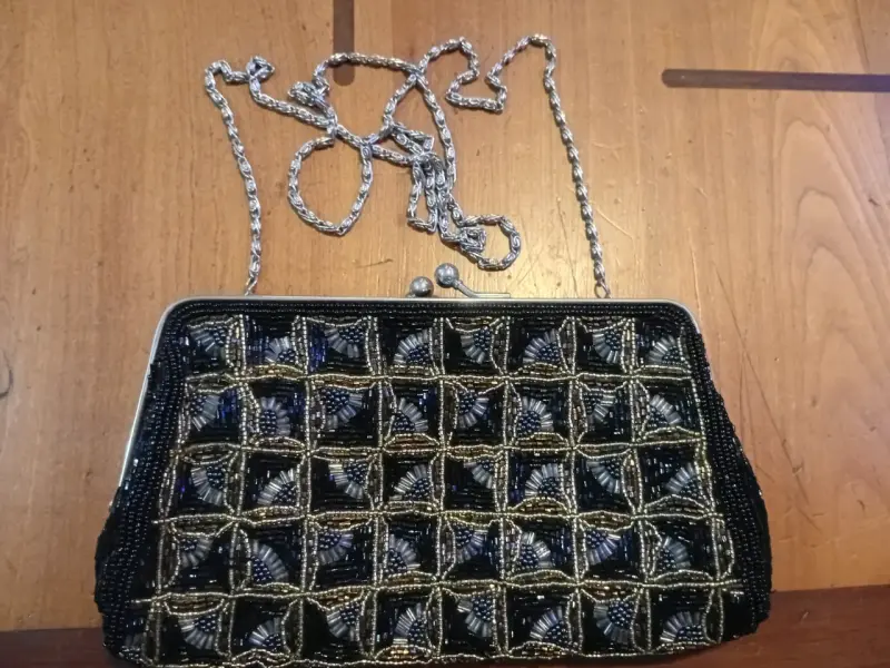 Cartera de mano con abalorios negros y dorados - 2