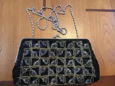 Cartera de mano con abalorios negros y dorados - miniatura 2