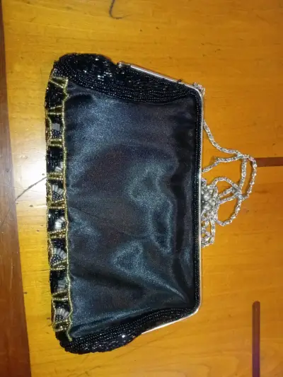 Cartera de mano con abalorios negros y dorados - miniatura 3