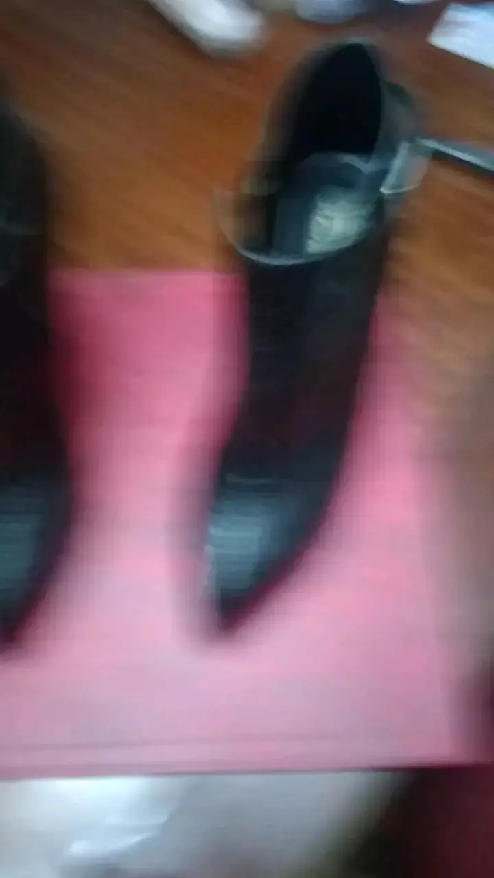 Botines de cuero negro con textura Calzado Marianell