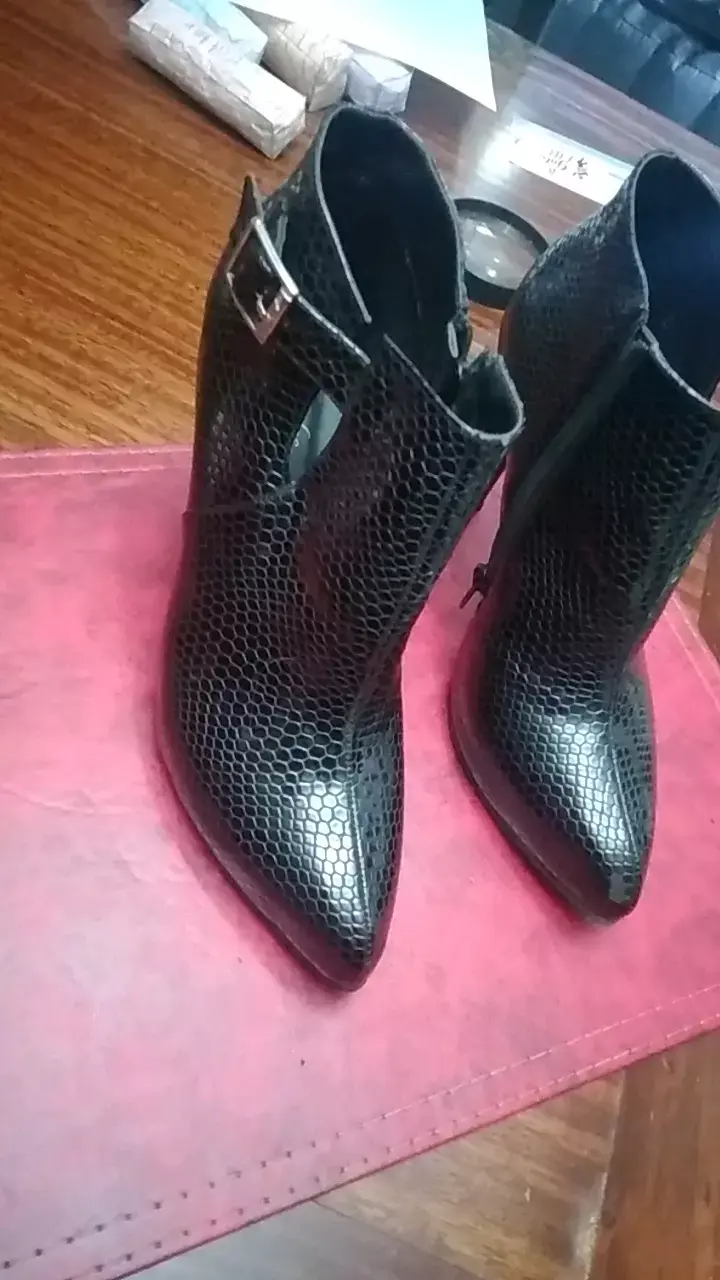 Botines de cuero negro con textura Calzado Marianell - 3