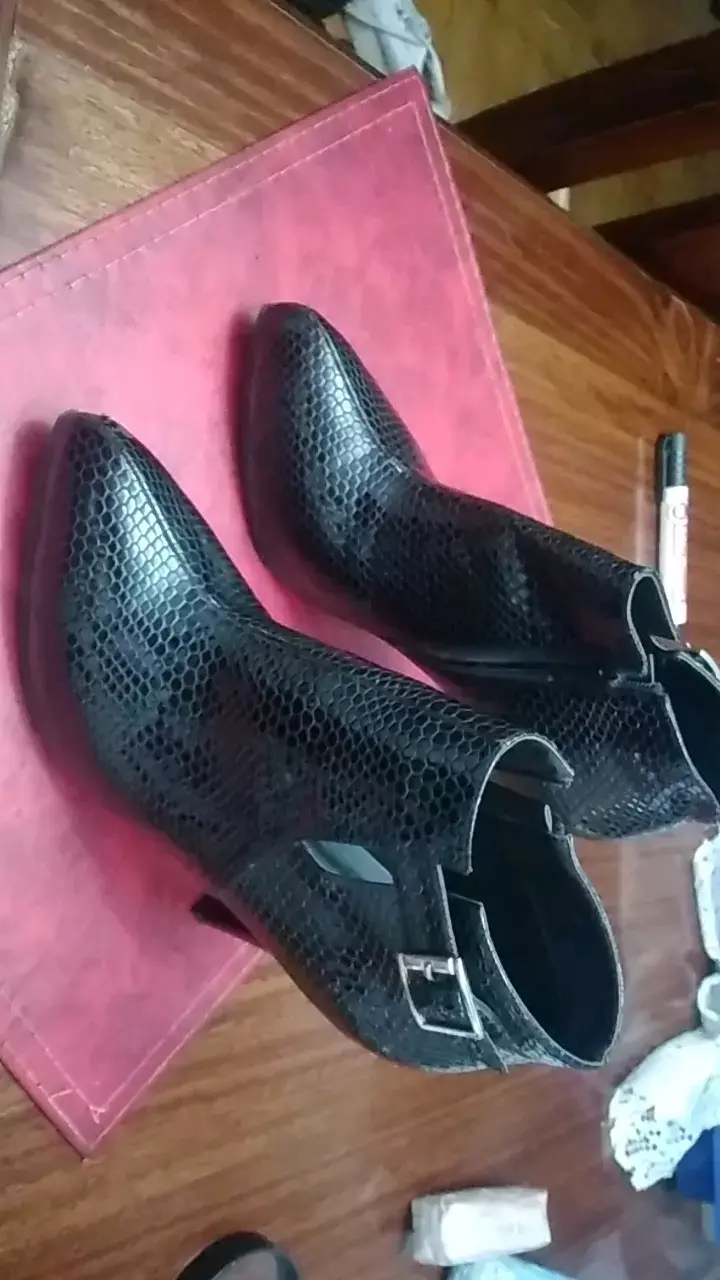 Botines de cuero negro con textura Calzado Marianell - 4