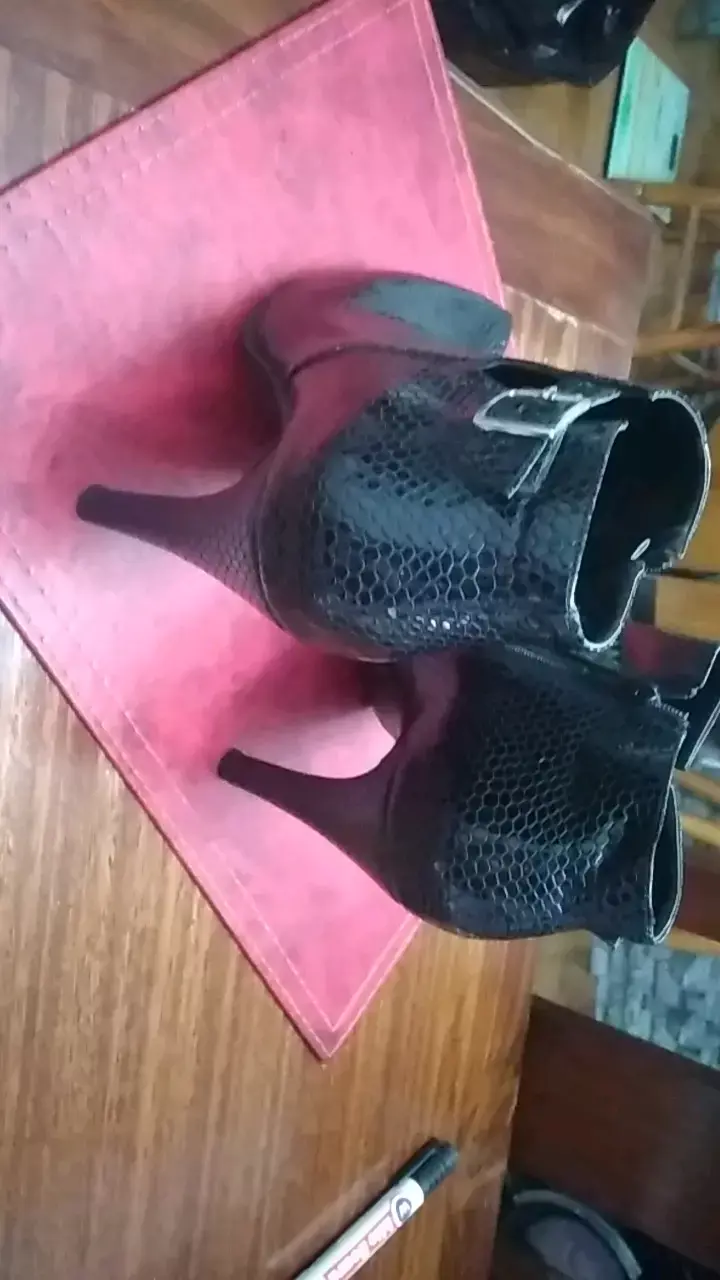 Botines de cuero negro con textura Calzado Marianell - 5
