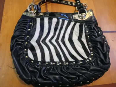 Bolso de mano con diseño de cebra y detalles metálicos - miniatura 1