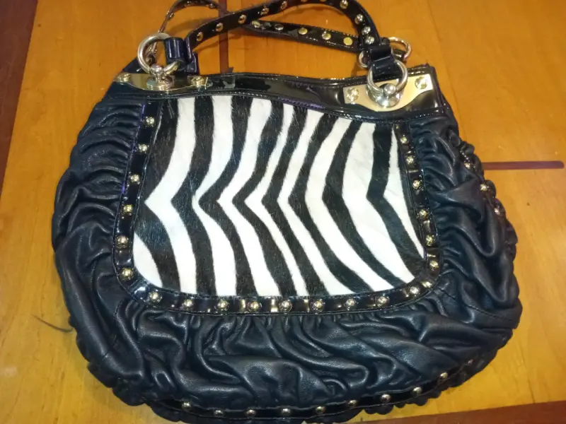 Bolso de mano con diseño de cebra y detalles metálicos - 2