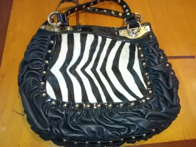 Bolso de mano con diseño de cebra y detalles metálicos - miniatura 2