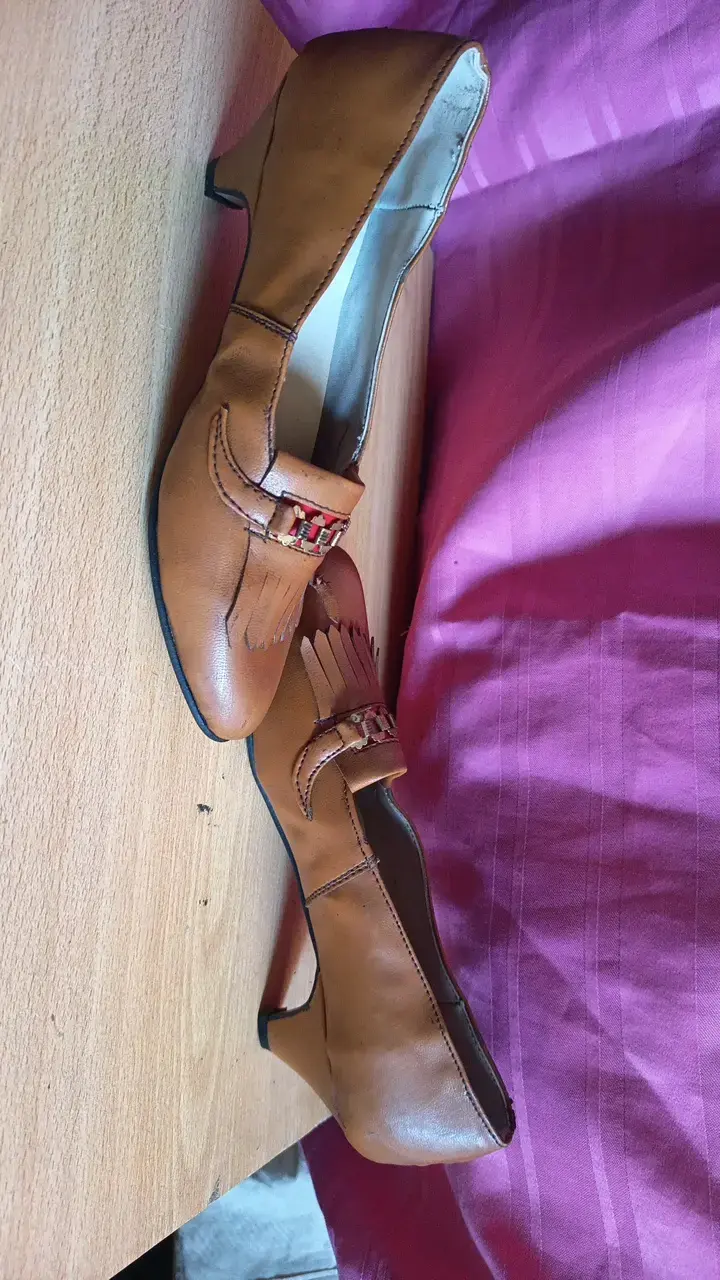 Zapatos de cuero con tacón bajo y detalle de