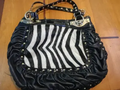 Bolso de mano con diseño de cebra y detalles metálicos - miniatura 3