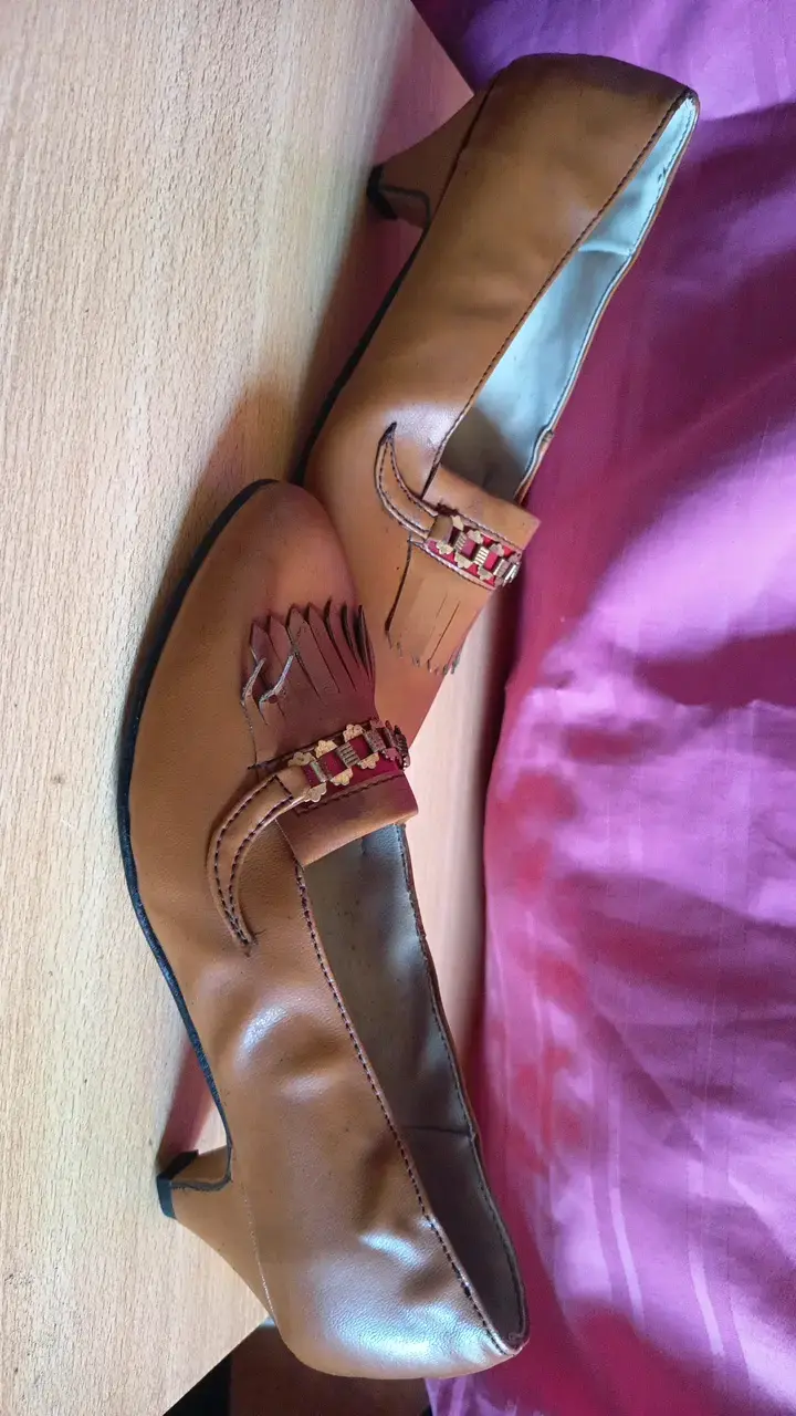 Zapatos de cuero con tacón bajo y detalle de - 2