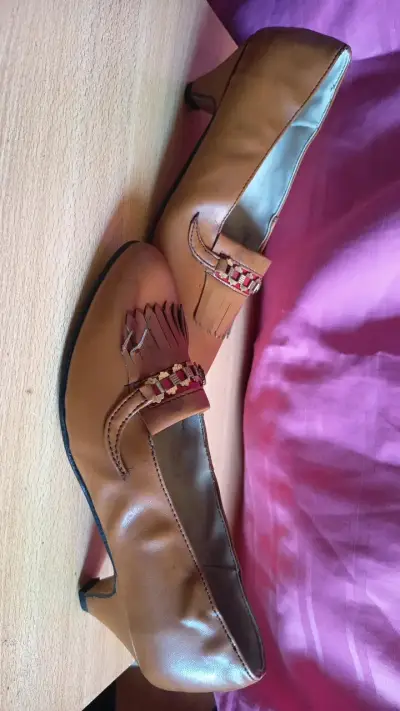Zapatos de cuero con tacón bajo y detalle de - miniatura 2